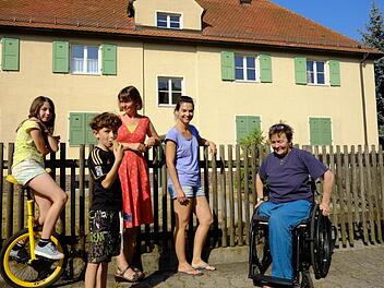 Bewohner vor einem der vom Abriss bedrohten Erba-Häuser, rechts Barbara Hoffmann.  Foto: Nikolas Pelke