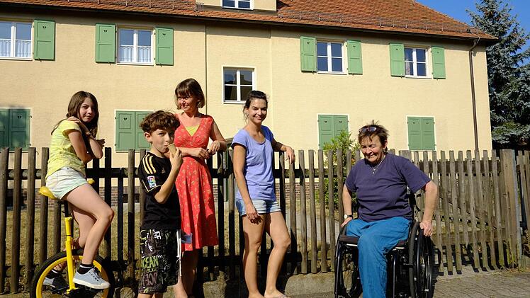 Bewohner vor einem der vom Abriss bedrohten Erba-Häuser, rechts Barbara Hoffmann.  Foto: Nikolas Pelke