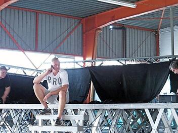 Die "Dorfrocker" können kommen. Während Tom (links) und Michael Schader bereits die Bodenscheinwerfer einstellen, klärt Bastian Schober letzte Details. Der Fürther Festausschuss-Vorsitzende bekommt nach eigenen Worten in den letzten Tagen das Handy kaum noch vom Ohr. Das Konzert in der extra umfunktionierten Maschinenhalle der Firma Gerlicher ist am Samstagabend zwar noch nicht ganz ausverkauft, doch der Auftritt der beliebten Rockmusiker soll der Höhepunkt der 700-Jahr-Feier werden, zu der i...