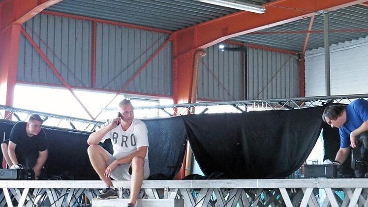 Die "Dorfrocker" können kommen. Während Tom (links) und Michael Schader bereits die Bodenscheinwerfer einstellen, klärt Bastian Schober letzte Details. Der Fürther Festausschuss-Vorsitzende bekommt nach eigenen Worten in den letzten Tagen das Handy kaum noch vom Ohr. Das Konzert in der extra umfunktionierten Maschinenhalle der Firma Gerlicher ist am Samstagabend zwar noch nicht ganz ausverkauft, doch der Auftritt der beliebten Rockmusiker soll der Höhepunkt der 700-Jahr-Feier werden, zu der i...