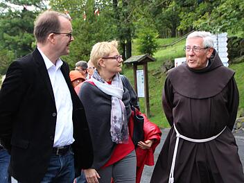 Markus Rinderspacher (von links), Sabine Dittmar und Pater Martin Domogalla am Kloster Kreuzberg.  Foto: Benedikt Borst