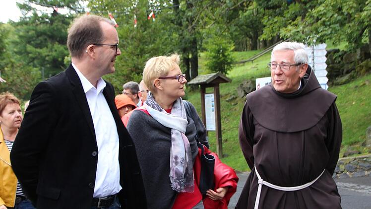 Markus Rinderspacher (von links), Sabine Dittmar und Pater Martin Domogalla am Kloster Kreuzberg.  Foto: Benedikt Borst