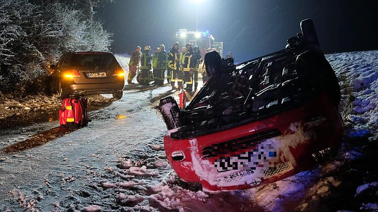 Die beiden verunglückten Autos auf der Ortsverbindungsstraße zwischen Kalchreuth und Nürnberg-Buchenbühl.  Foto: News5/Grundmann
