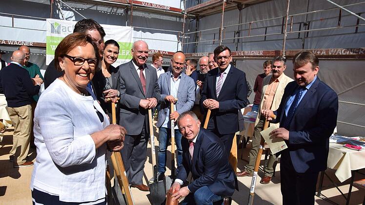 Landrat Thomas Bold senkt eine Kapsel in den Boden. Foto: Erdinc Yurdakul