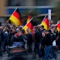 Am 1. September demonstrierten rechte Gruppierungen in Chemnitz. Auf dem sogenannten "Trauermarsch" von Pegida und AfD war ein Plakat mit dem Bild von Sophia L. zu sehen. Gegen die unrechtmäßige Verwendung des Fotos wollen die Angehörigen juristisch vorgehen.  Foto: Hendrik Schmidt/dpa