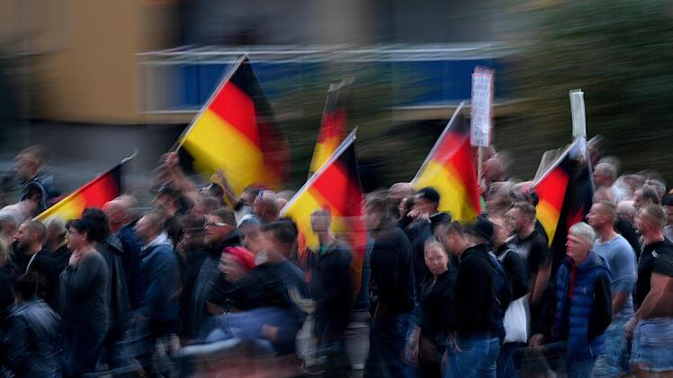 Am 1. September demonstrierten rechte Gruppierungen in Chemnitz. Auf dem sogenannten "Trauermarsch" von Pegida und AfD war ein Plakat mit dem Bild von Sophia L. zu sehen. Gegen die unrechtmäßige Verwendung des Fotos wollen die Angehörigen juristisch vorgehen.  Foto: Hendrik Schmidt/dpa
