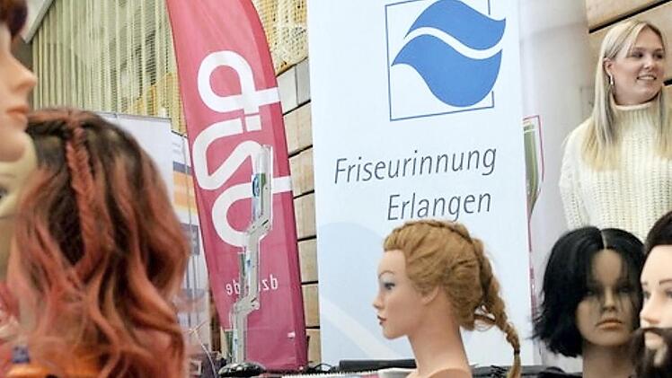 Friseure arbeiten mit Köpf(ch)en.