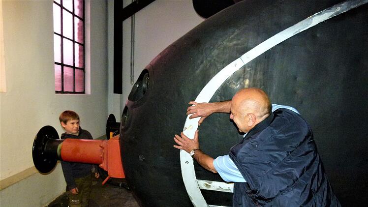 Ob der Opa seinem Enkel beweisen kann, die Schnellzuglok mit seiner Muskelkraft in Bewegung zu setzen? Foto: Werner Reißaus