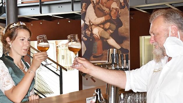 "Sehr s&uuml;ffig und total stimmig" lautete das Urteil von Bierk&ouml;nigin Sarah J&auml;ger - hier mit Bier-Sommelier Martin St&auml;ndner.