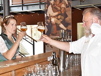 "Sehr süffig und total stimmig" lautete das Urteil von Bierkönigin Sarah Jäger - hier mit Bier-Sommelier Martin Ständner.