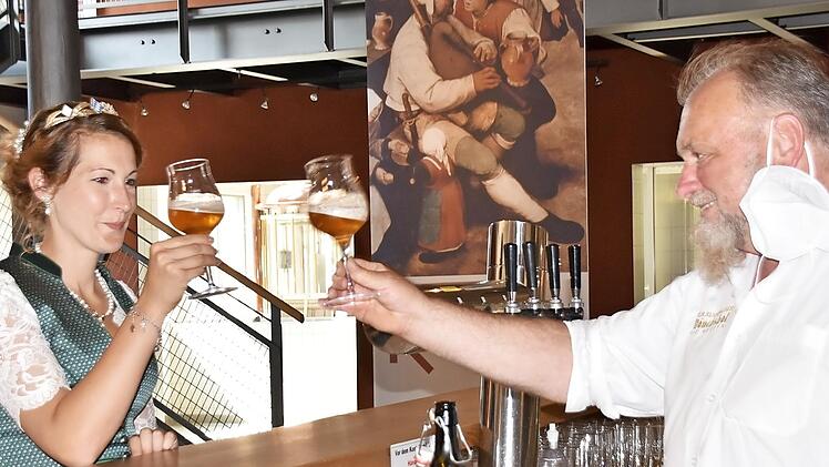 "Sehr süffig und total stimmig" lautete das Urteil von Bierkönigin Sarah Jäger - hier mit Bier-Sommelier Martin Ständner.