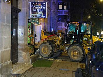 Fürth: Mit Radlader in Juwelier eingebrochen - Fahrer kracht in Imbiss