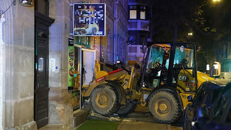 Fürth: Mit Radlader in Juwelier eingebrochen - Fahrer kracht in Imbiss