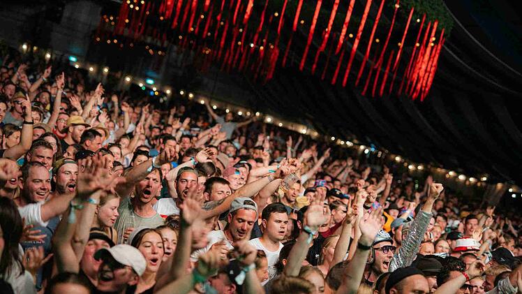 FESTIVALBESUCHER BIERZELT
