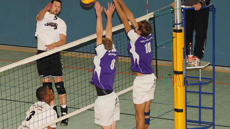 Der Eltmanner Sebastian Richter (Zweiter von links) findet die Lücke und überwindet den Zweimannblock der Hammelburger. In Wartestellung am Netz Kenneth Blanca (links).