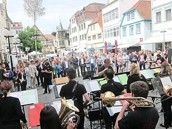 Die "Pulsaar-Bigband" der Musikschule Schweinfurt eröffnete den Unterfränkischen Musikschultag auf dem Marktplatz in Bad Kissingen. Insgesamt beteiligten sich 13 unterfränkische Musikschulen an diesem Event. Fotos: privat