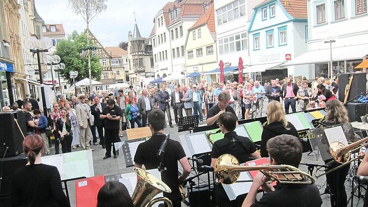 Die "Pulsaar-Bigband" der Musikschule Schweinfurt eröffnete den Unterfränkischen Musikschultag auf dem Marktplatz in Bad Kissingen. Insgesamt beteiligten sich 13 unterfränkische Musikschulen an diesem Event. Fotos: privat