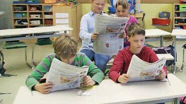 Beim Kurs "Zeitung machen" nahmen die Kinder das Tageblatt genau unter die Lupe und informierten sich über den Weg der Nachricht ins Blatt. Fotos: Christiane Lehmann