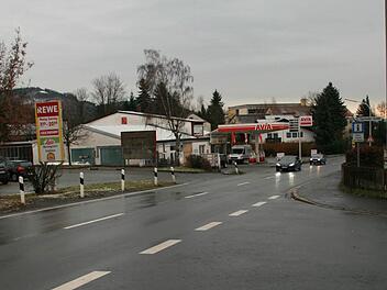 Mit dem Neubau des Rewe-Marktes in Stadtsteinach soll auch die Verkehrssituation für Fußgänger entschärft werden. Beim neuen Supermarkt soll ein Überweg mit Ampel entstehen. Außerdem werden der alte und der neue Standort mit einem Gehsteig verbunden. Foto: Matthias Beetz