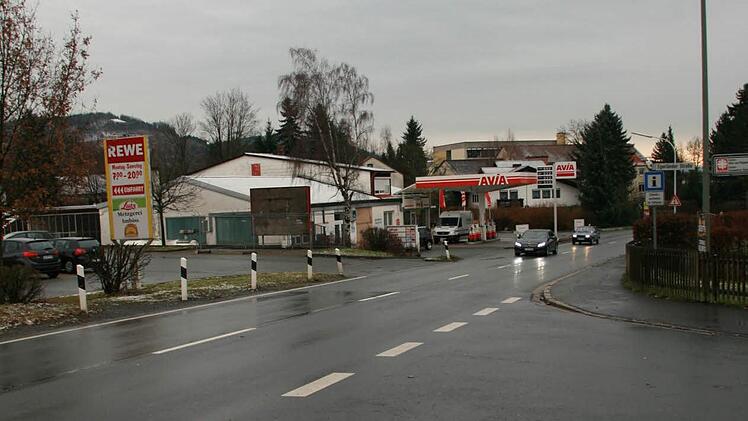 Mit dem Neubau des Rewe-Marktes in Stadtsteinach soll auch die Verkehrssituation für Fußgänger entschärft werden. Beim neuen Supermarkt soll ein Überweg mit Ampel entstehen. Außerdem werden der alte und der neue Standort mit einem Gehsteig verbunden. Foto: Matthias Beetz