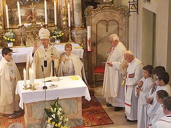 Der Festgottesdienst mit Erzbischof Ludwig Schick (Zweiter von links) stand im Mittelpunkt der Feierlichkeiten im Eltmanner Stadtteil. Am Altar war auch der langjährige Pfarrer Ewald Thoma (Vierter von links).