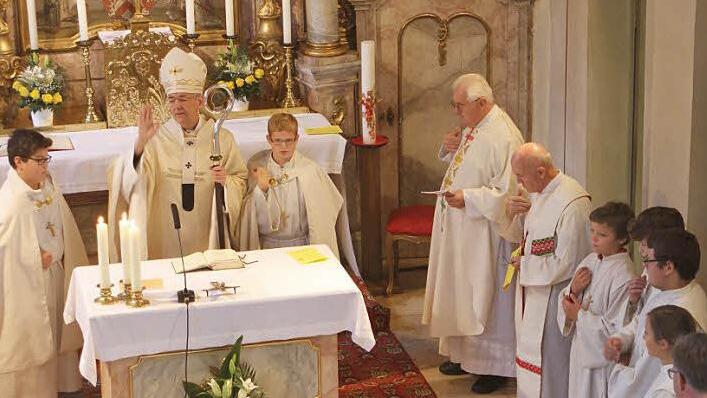Der Festgottesdienst mit Erzbischof Ludwig Schick (Zweiter von links) stand im Mittelpunkt der Feierlichkeiten im Eltmanner Stadtteil. Am Altar war auch der langjährige Pfarrer Ewald Thoma (Vierter von links).