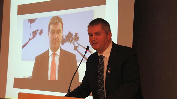 Thomas Luger startet die Videobotschaft von Markus Söder.  Foto: Friedwald Schedel