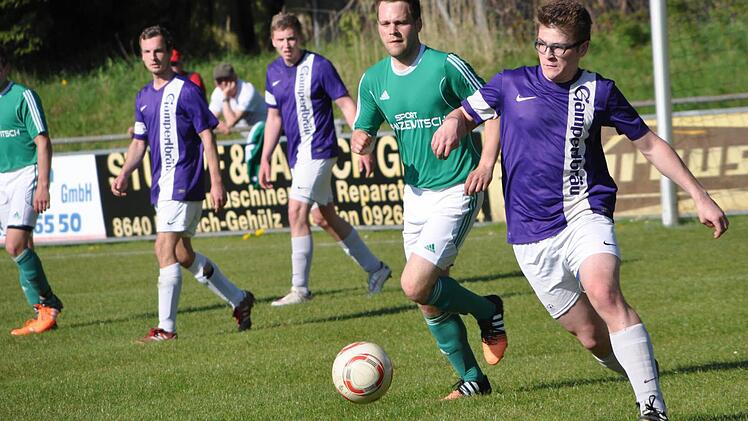 SG Rothenkirchen - SC Steinbach: In dieser Szene haben die Rothenkirchener das Nachsehen, als G&auml;stespieler Julius Wiegand (rechts) den Ball nach vorne treibt und Michael Grebner nur noch hinterher schauen kann. Foto: Herbert Kalb