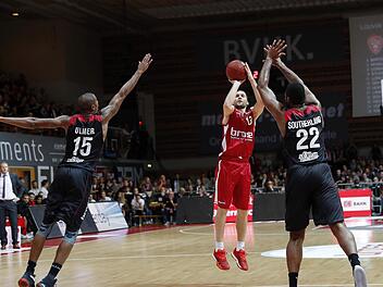 Am Sonntag findet in der Basketball-Bundesliga das Frankenderby zwischen Brose Bamberg und s.Oliver W&uuml;rzburg statt. Foto: Daniel L&ouml;b