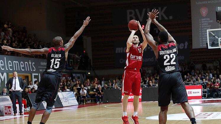 Am Sonntag findet in der Basketball-Bundesliga das Frankenderby zwischen Brose Bamberg und s.Oliver W&uuml;rzburg statt. Foto: Daniel L&ouml;b