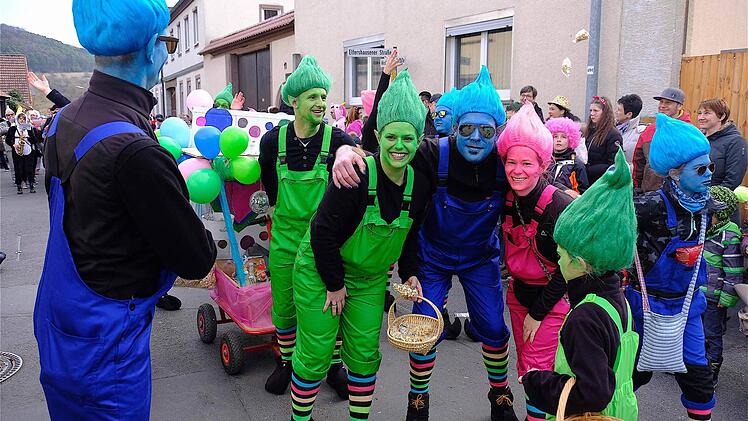Als bunte Troll-Gestalten präsentierte sich die lustige Gruppe um Miriam Ebert. Foto: Gerd Schaar