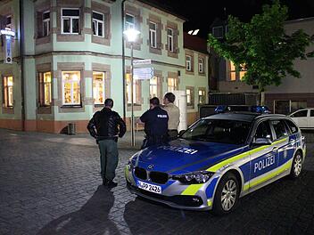 In Zirndorf ist es am Montagabend zu einem Polizeieinsatz gekommen. Die Innenstadt wurde weitr&auml;umig abgesperrt. Foto: NEWS5 / Schmelzer