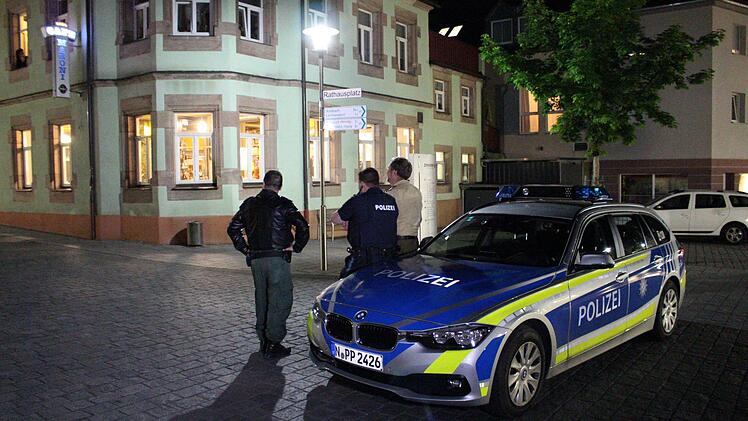 In Zirndorf ist es am Montagabend zu einem Polizeieinsatz gekommen. Die Innenstadt wurde weitr&auml;umig abgesperrt. Foto: NEWS5 / Schmelzer