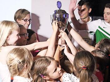 Die Freude bei den jungen Aktiven und den Betreuern des FC Haarbrücken kannte nach dem Gewinn des Cups keine Grenzen.  Fotos: Timo Geldner