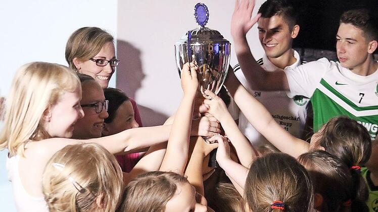 Die Freude bei den jungen Aktiven und den Betreuern des FC Haarbrücken kannte nach dem Gewinn des Cups keine Grenzen.  Fotos: Timo Geldner