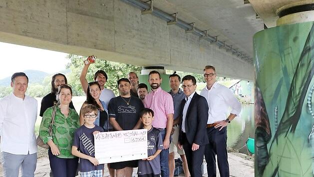 Manuel Dietsch (links) ging auf Sponsorensuche, um das Projekt realisieren zu k&ouml;nnen. Ein Teil der Geldgeber &uuml;berzeugte sich vor Ort, dass ihr Engagement gut ankommt.  Foto: Barbara Herbst