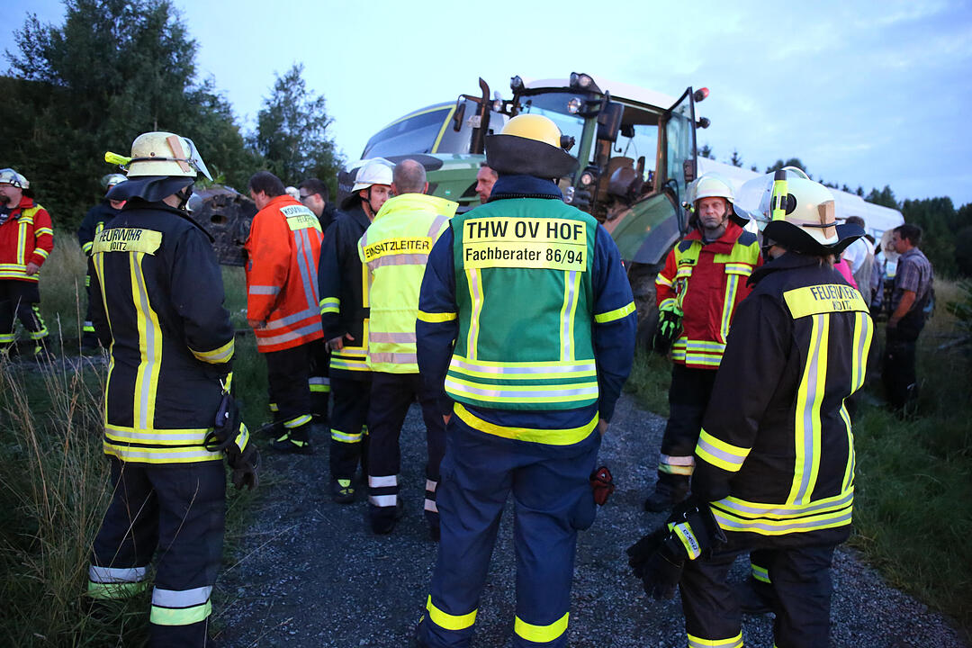 Traktor kracht in Zug - Glücklicherweise lediglich Zuginsassin und Traktorfahrer verletzt – Kollision erfolgte an unbeschranktem Bahnübergang – Unfallursache noch unklar – Großaufgebot an Rettungskräften alarmiert