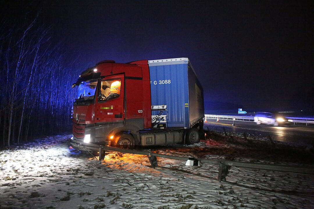Sattelzug walzt Leitplanke nieder