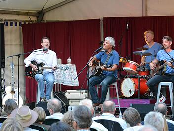 Siggi Juhasz und "The Dukes" entführten beim fränkischen Musikabend "Dahöm & Daus" mit ihren Liedern in die Welt des Dialekts. Björn Hein