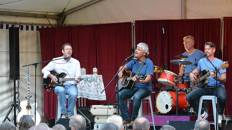 Siggi Juhasz und "The Dukes" entführten beim fränkischen Musikabend "Dahöm & Daus" mit ihren Liedern in die Welt des Dialekts. Björn Hein