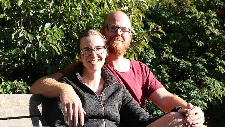 Anna-Lena Van de Weyer und Mann Nico im heimischen Garten.
