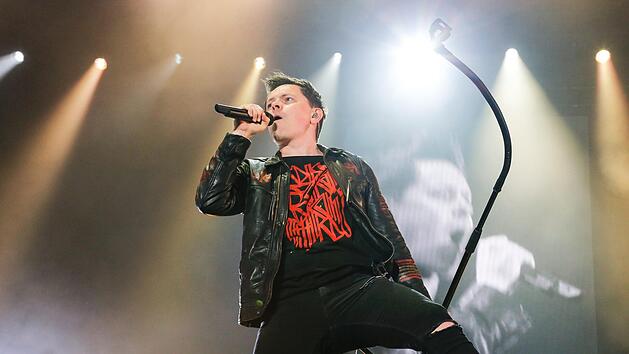 Michael Patrick Kelly begeisterte am Sonntagabend auf dem Schlossplatz.  Obwohl das Konzert wegen eines Gewitters unterbrochen werden musste, feierten die Besucher bis zum Schluss.Matthias Hoch