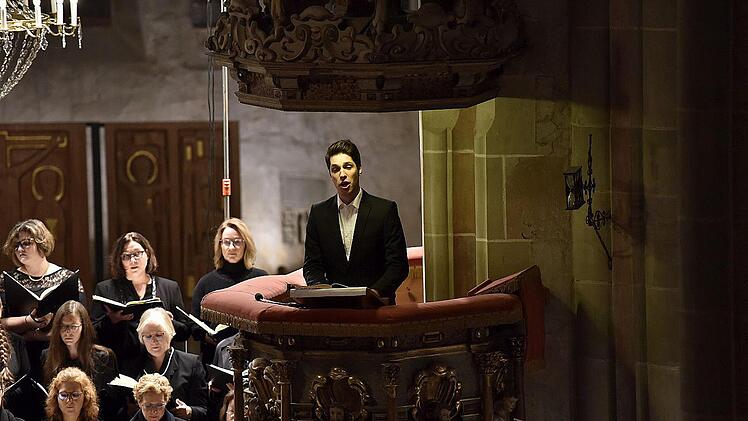 Der Tenor Julian Freibott aus Ebern gefiel durch seine jugendliche, frische Stimme.