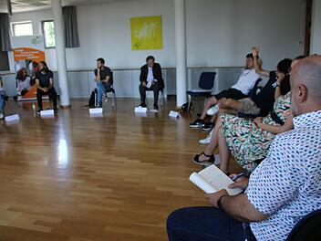 Unter dem Motto "Bildung ist mehr als Schule" diskutierten Jugendliche, Eltern, Lehrer und Erzieher auf dem Volkersberg. Foto: Ulrike Müller