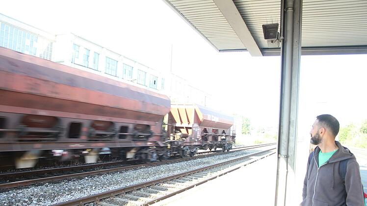 Sehnsüchtig schaut Ibrahim Abou Saho dem Güterzug nach. Er muss nach Burgkunstadt zur Arbeitsstelle und kam vom Bahnhof Kulmbach nicht weiter.