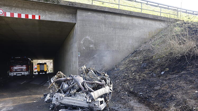 BMW prallt gegen Brückenpfeiler und gerät in Brand: Fahrer verstirbt vor Ort