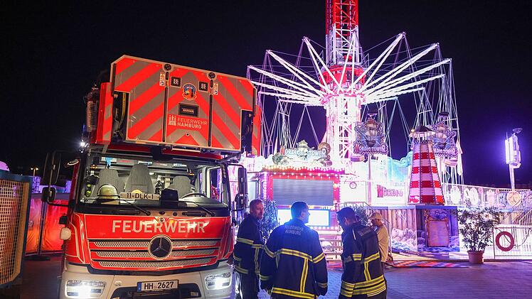 Menschen hingen im Kettenkarussell auf Hamburger Dom fest