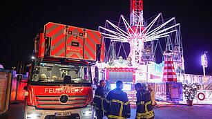 Menschen hingen im Kettenkarussell auf Hamburger Dom fest