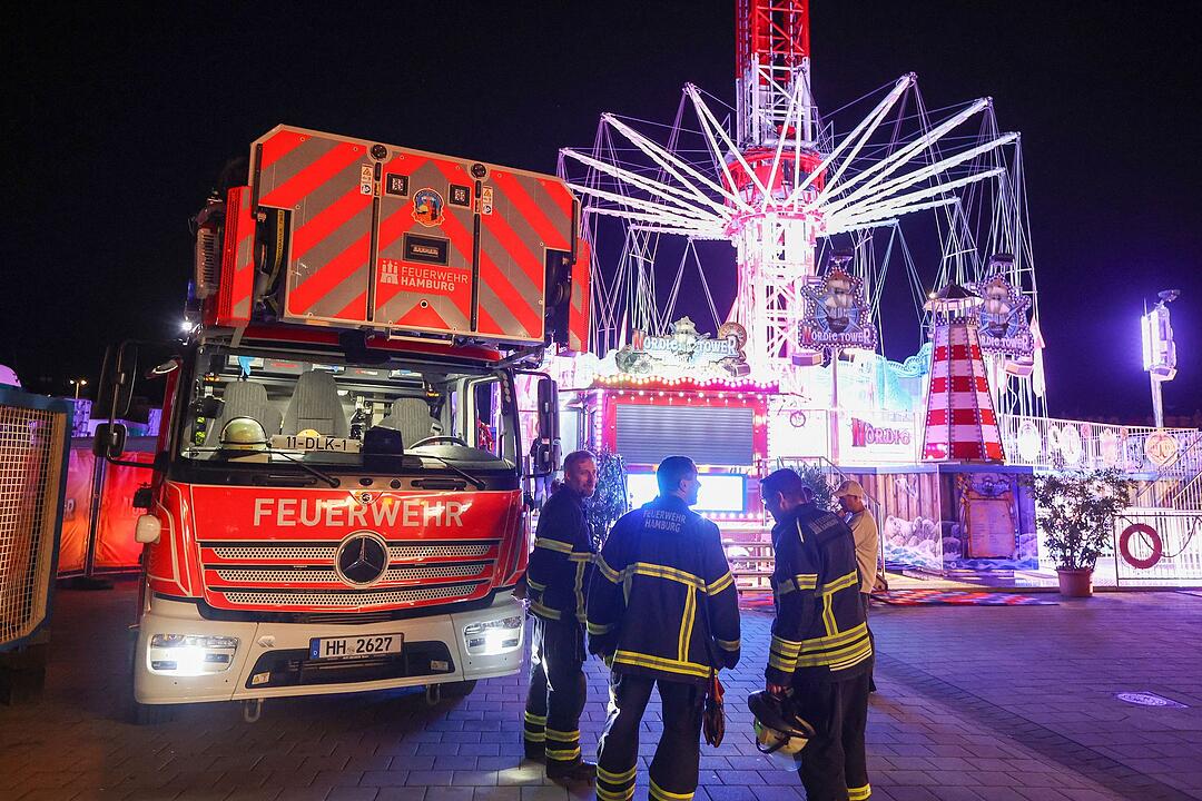 Menschen hingen im Kettenkarussell auf Hamburger Dom fest
