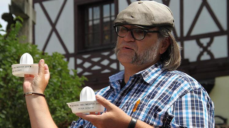 Ender dankt Donath und Geldner mit Saftpressen